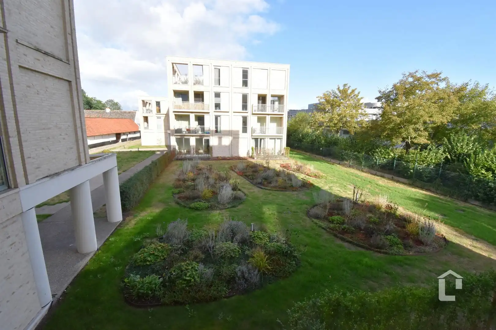 Groen appartement met terras en parking foto 5