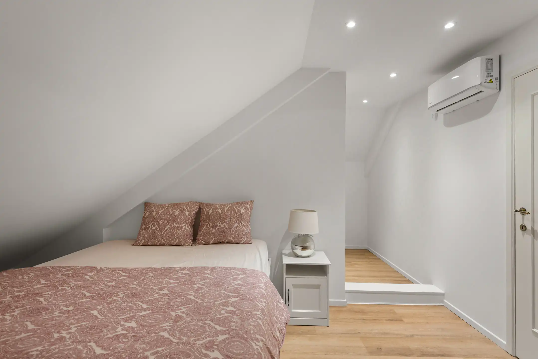 Unieke volledig gerenoveerde Villa met 5 slaapkamers, 2 badkamers, garage, groot terras, ruime tuin, zwembad, fitnessruimte en oprit op een terrein van 16 are 80 ca foto 23