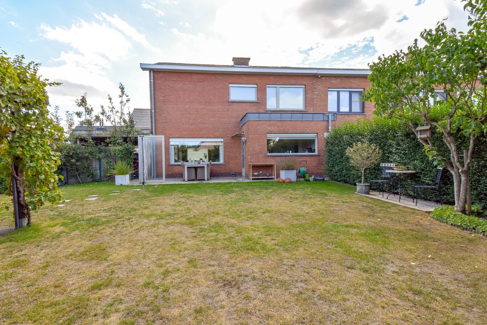 Ruime gezinswoning met 4 slaapkamers, tuin en garage foto 17