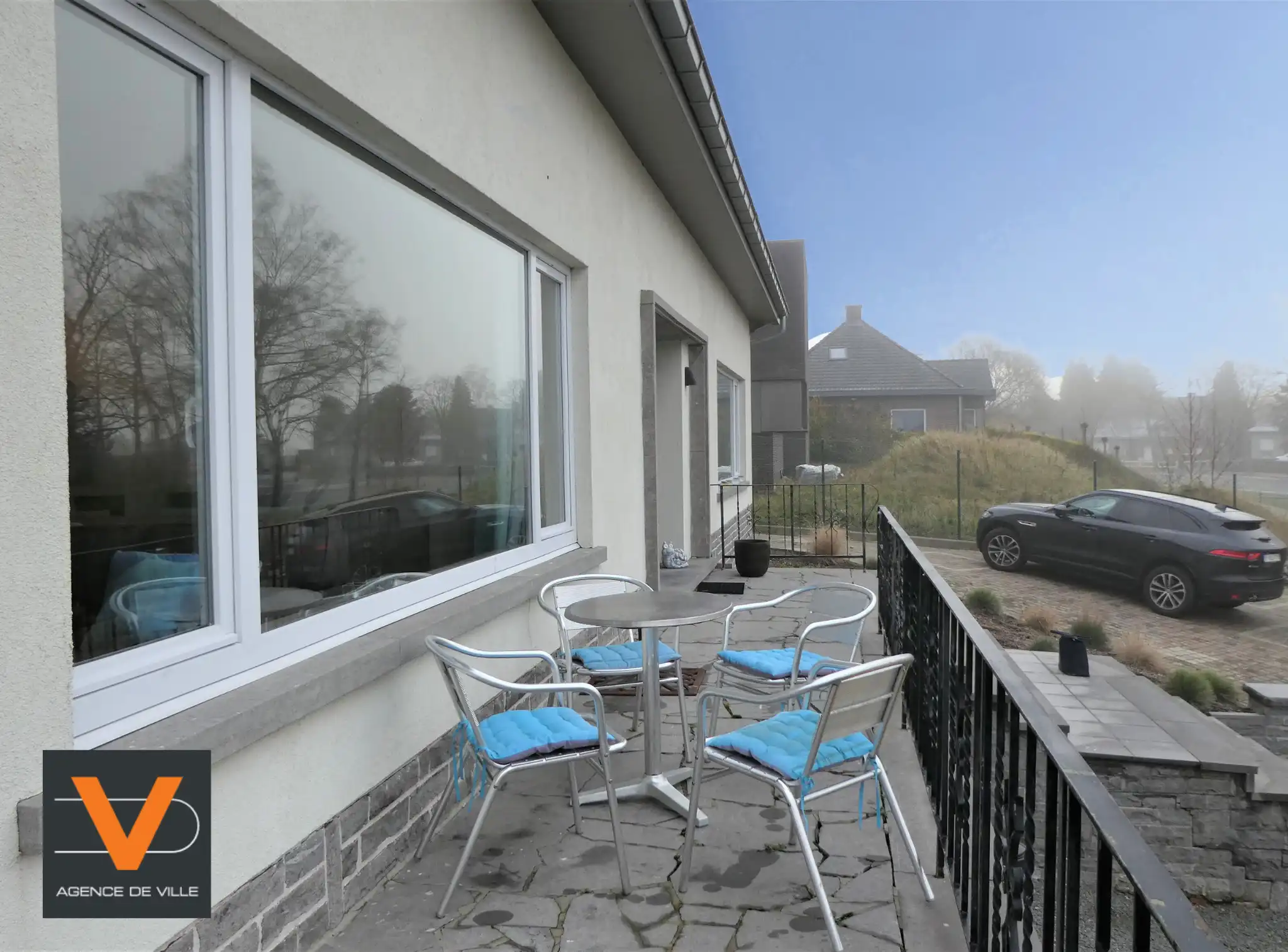 Prachtige koppelwoning met zonnig terras van 16m² en 2 autostaanplaatsen. Veel lichtinval door de grote ramen. foto 29