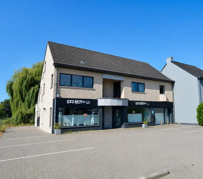 Commercieel pand op toplocatie met ruime parkeergelegenheid foto 2