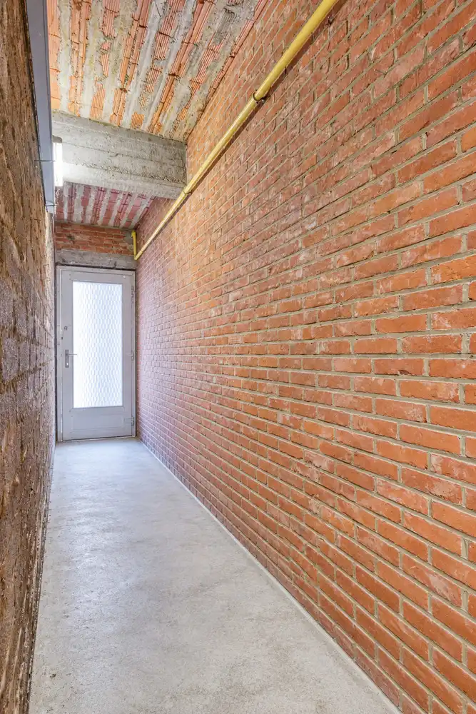 RUIME EN GERENOVEERDE WONING MET 4 SLAAPKAMERS EN WESTGERICHTE TUIN TE HALEN! foto 2