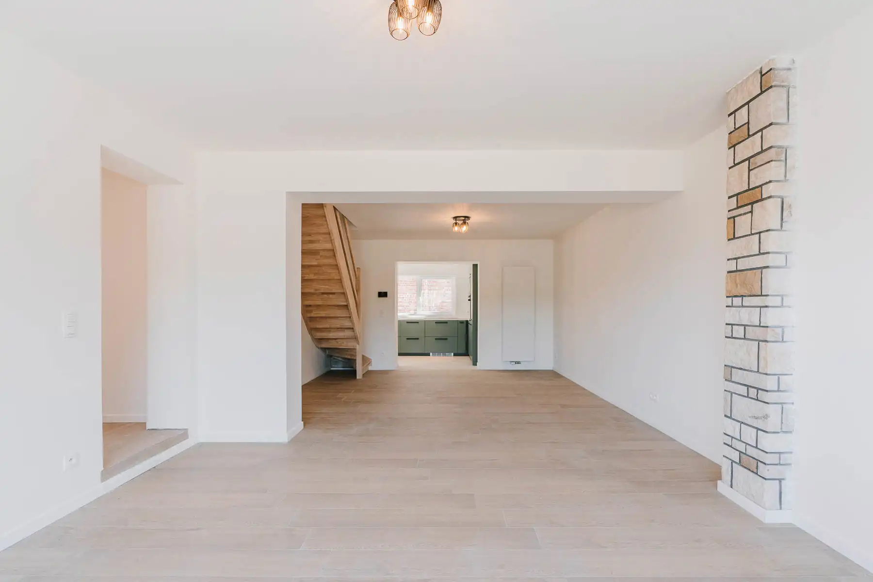 Recent gerenoveerde woning met grote loods foto 6