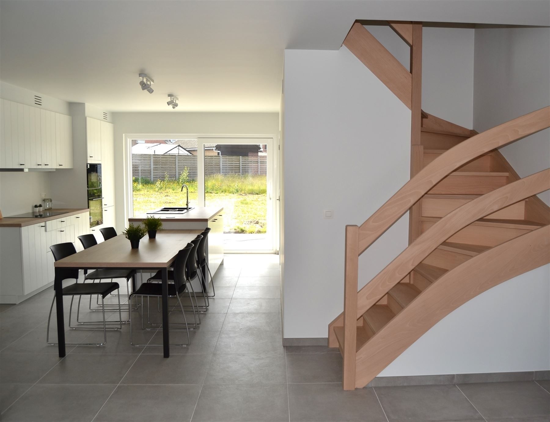 Ruime halfopen nieuwbouwwoning met grote tuin foto 4