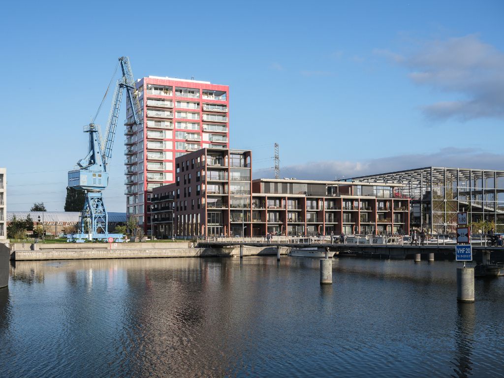 Luxe appartement (BJ 2020) met een adembenemend zicht over het water en de stad. foto 2