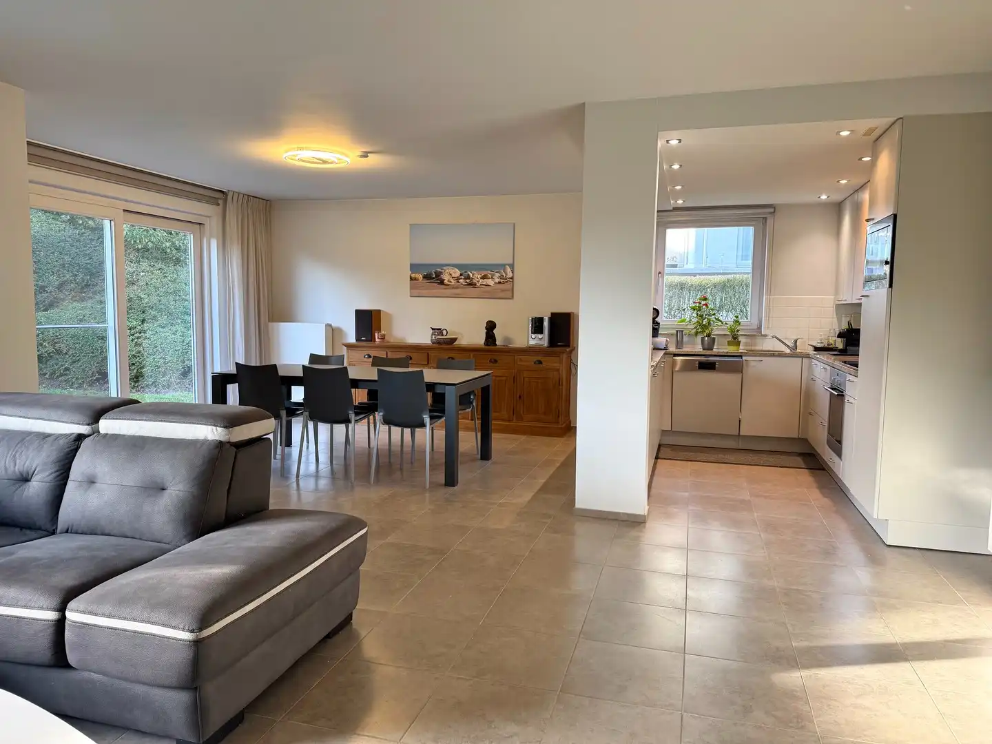 Ruim appartement met zonnig terras en tuintje. foto 3