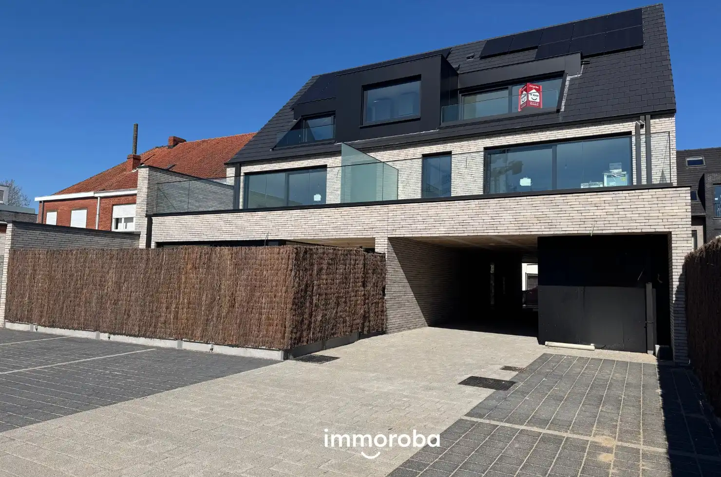 Nieuwbouwappartement (6%) te koop centrum Waregem: Dakappartement met 1 slaapkamer en leuk terras. foto {{pictureIndex}}
