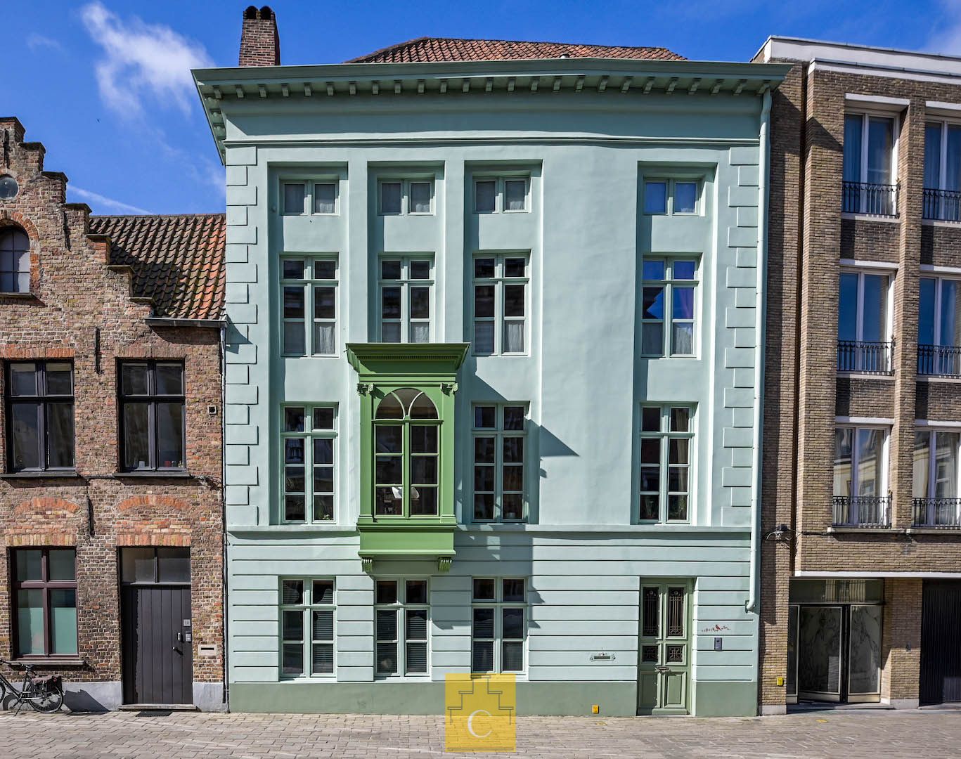 Herenwoning op idyllisch plein aan de Sint-Walburgakerk foto 5