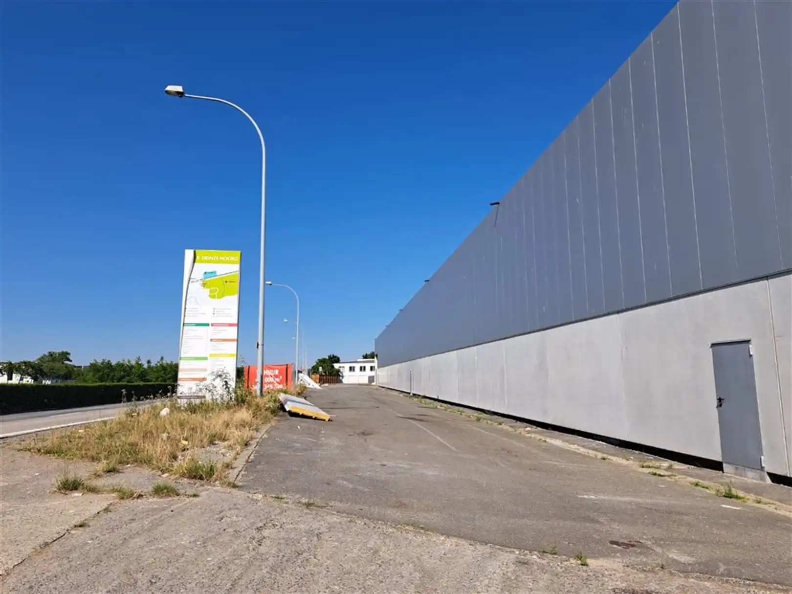 Semi-industrieel bedrijfsgebouw met laad-en loskades en rolbruggen foto 7