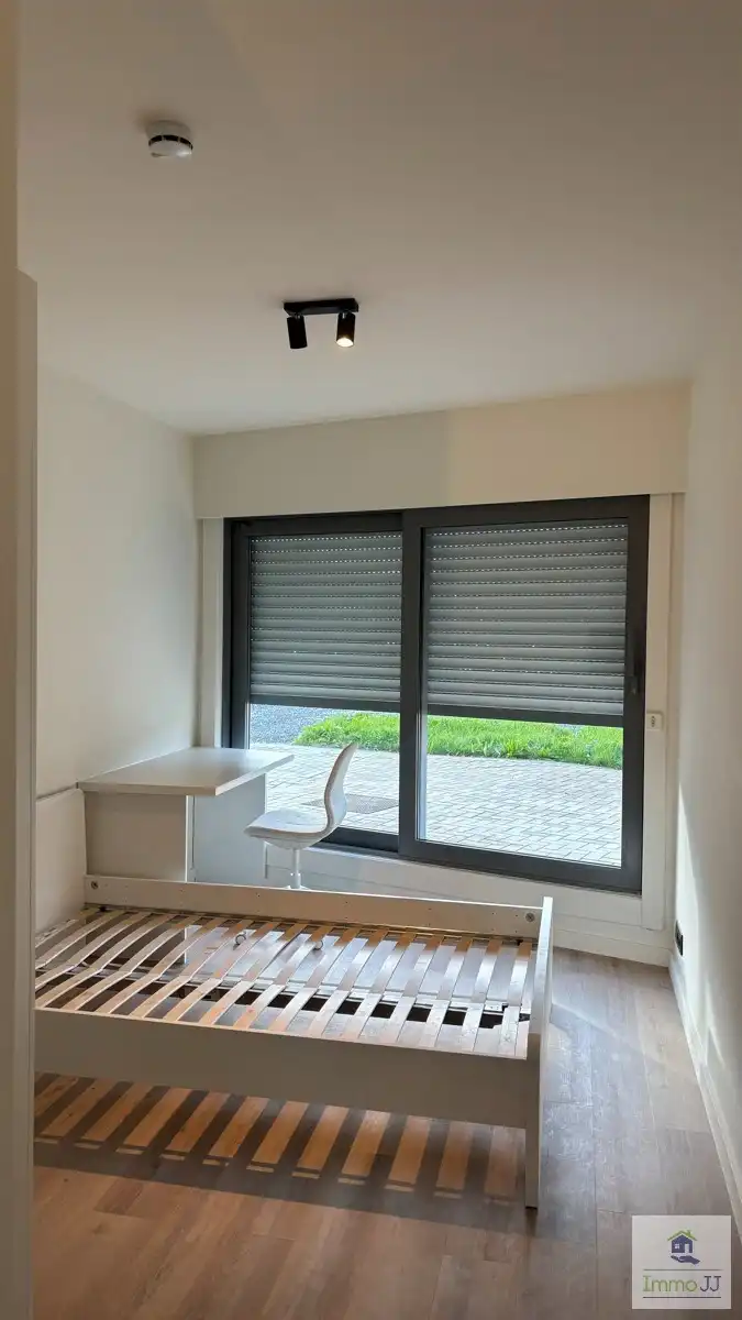 Gemeubelde studentenkamer met eigen sanitair foto 2