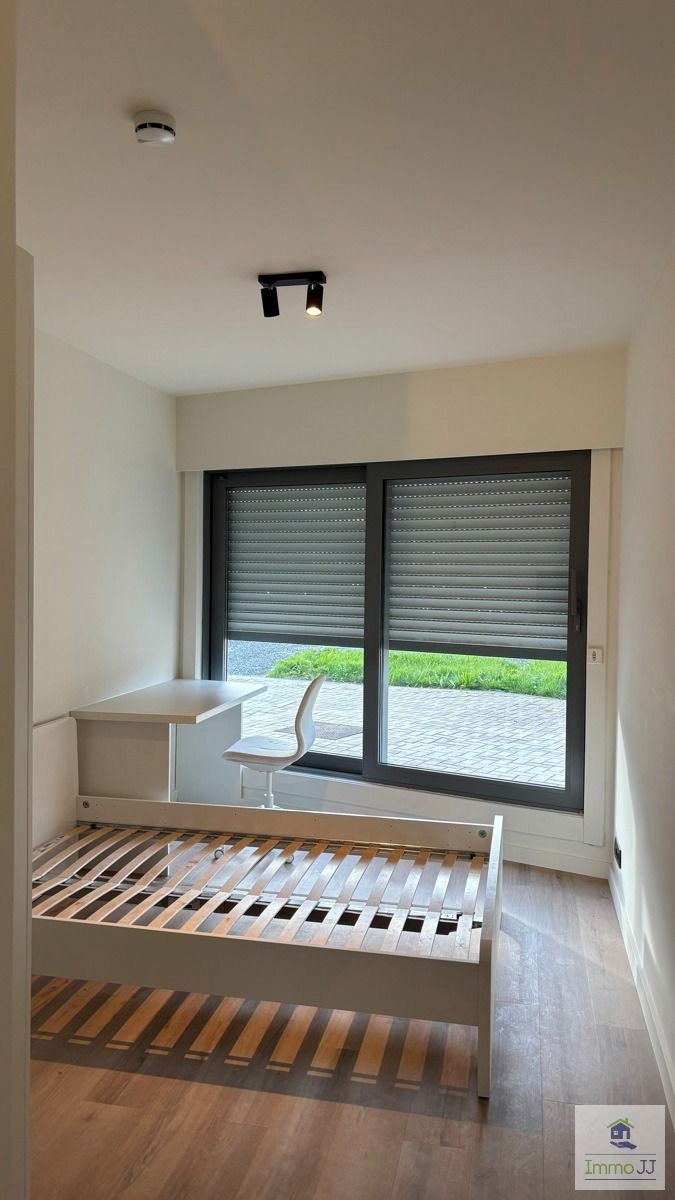 Gemeubelde studentenkamer met eigen sanitair foto 2