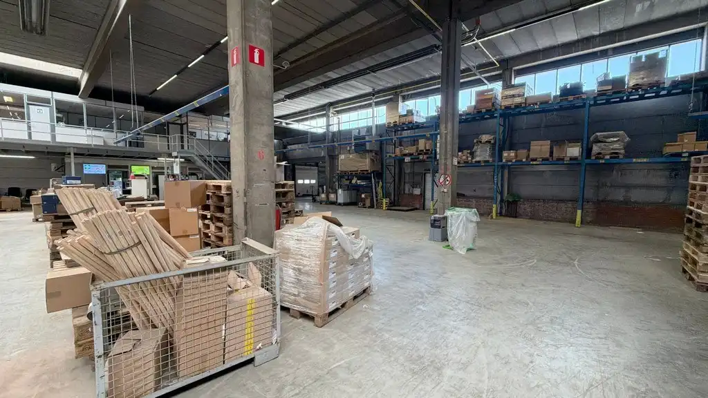 Magazijn met loskades en kantoren te huur vlakbij de haven van Antwerpen foto 6