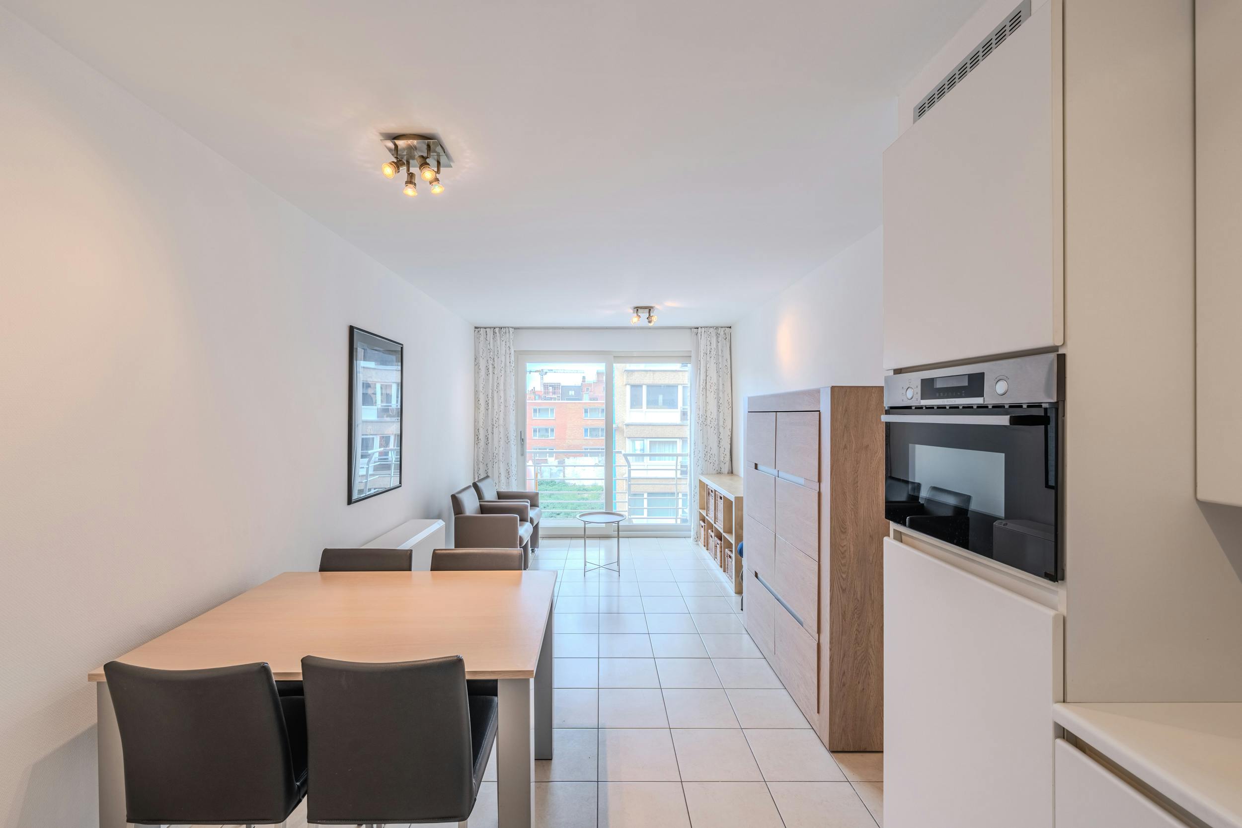 Instapklaar appartement met 1 slaapkamer, terras en zijdelings zeezicht! foto 3