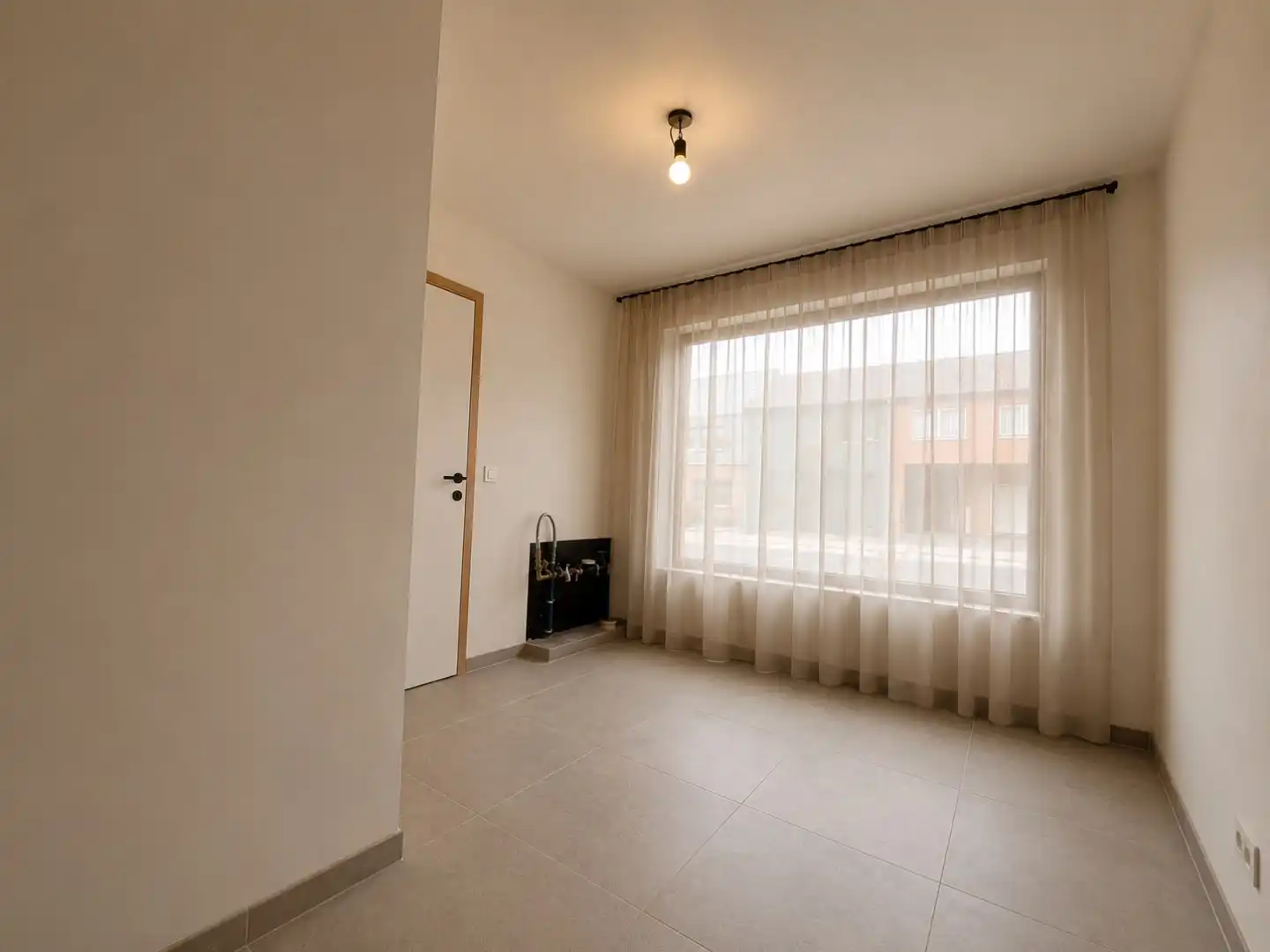 Instapklare woning te Kuurne met 3 slaapkamers, zijweg, oprit en zoveel meer! foto 6