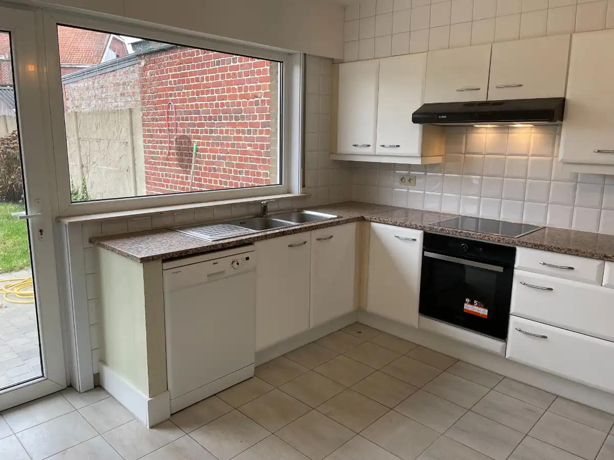 EENGEZINSWONING met tuin & garage foto 8