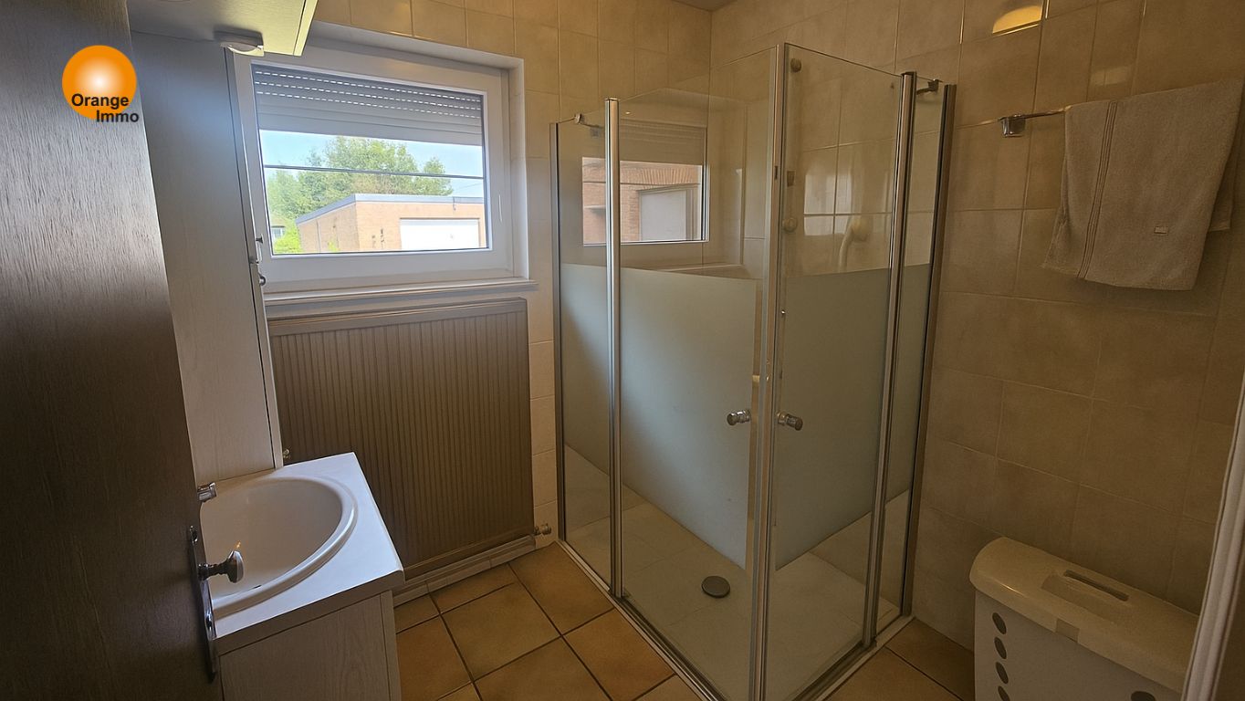 Bungalow met 2 slaapkamers, rustig gelegen met een grote tuin. foto 6