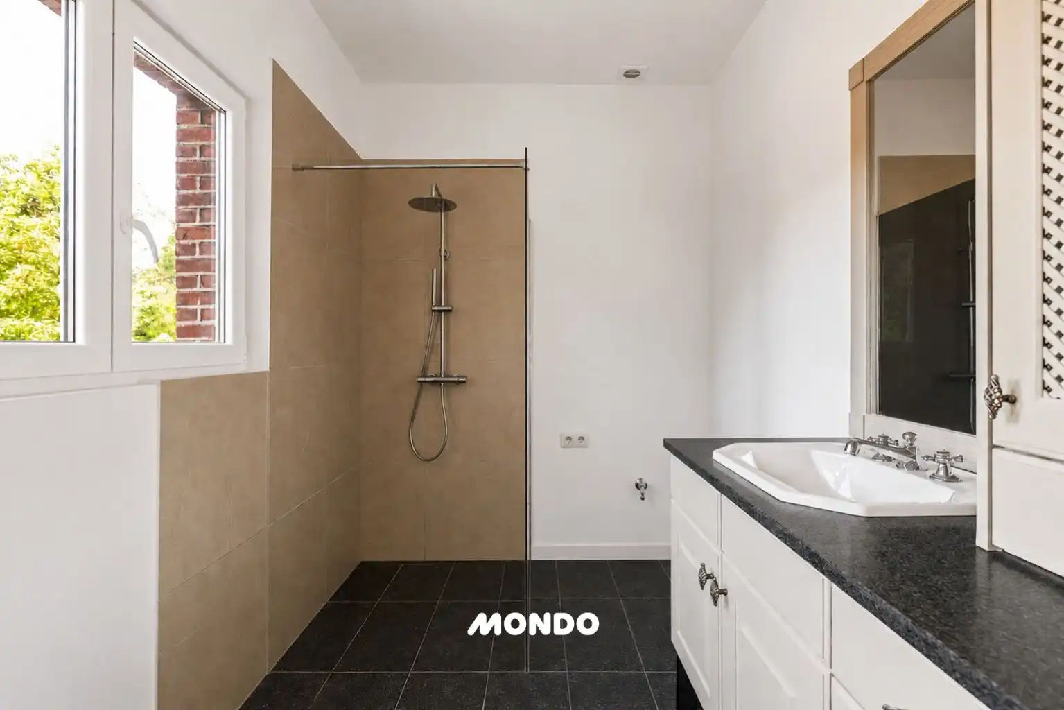Gerenoveerd appartement met 2 slaapkamers! foto 12