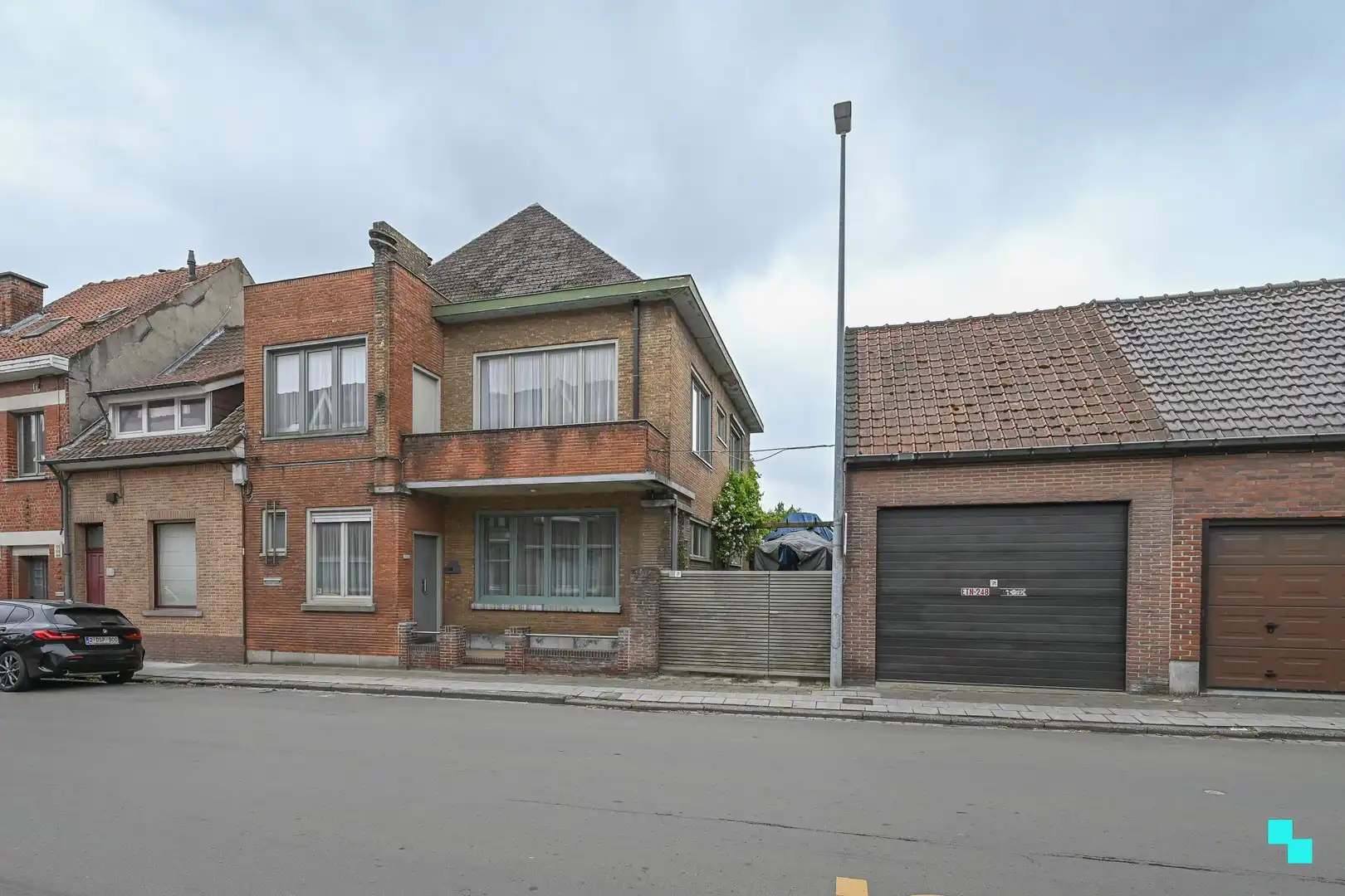Hoofdfoto van de publicatie: Kleurrijke kubistische burgerwoning in hartje Izegem