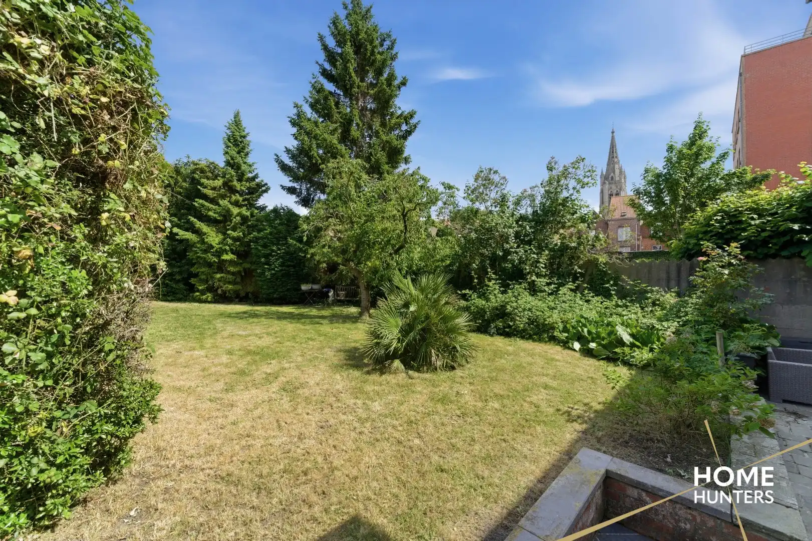 Statige stadswoning met uitzonderlijke volumes, garage en prachtige tuin in hartje Ieper foto 33