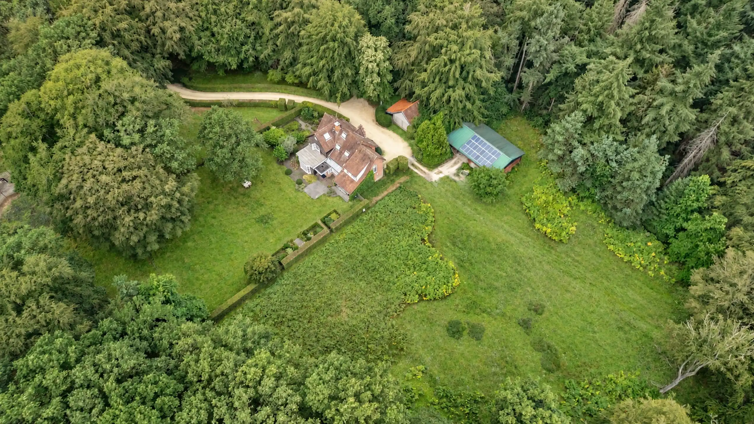 Op ca. 12 hectare: karaktervol landhuis met diverse bijgebouwen én dit in een waardevol cultuurhistorisch kader foto 10