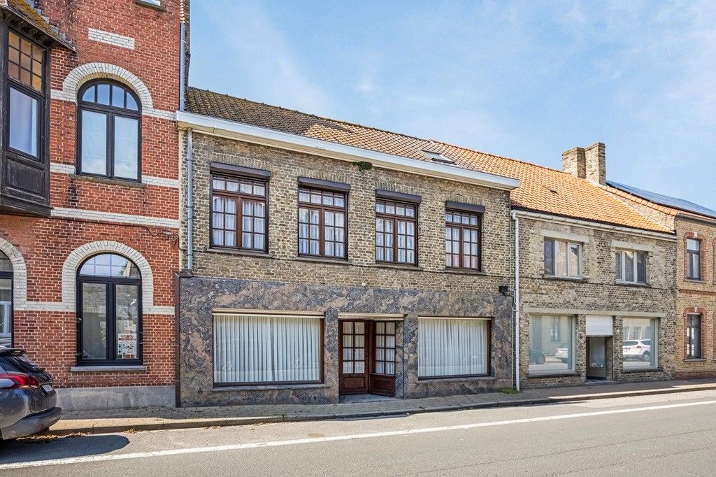 Hoofdfoto van de publicatie: ALVERINGEM: Centraal gelegen maar wel op te smukken (rij)woning met dubbele garage die uitweg biedt achteraan, met 3 à 4 slpks en tuin op 288m² totale grondopp.