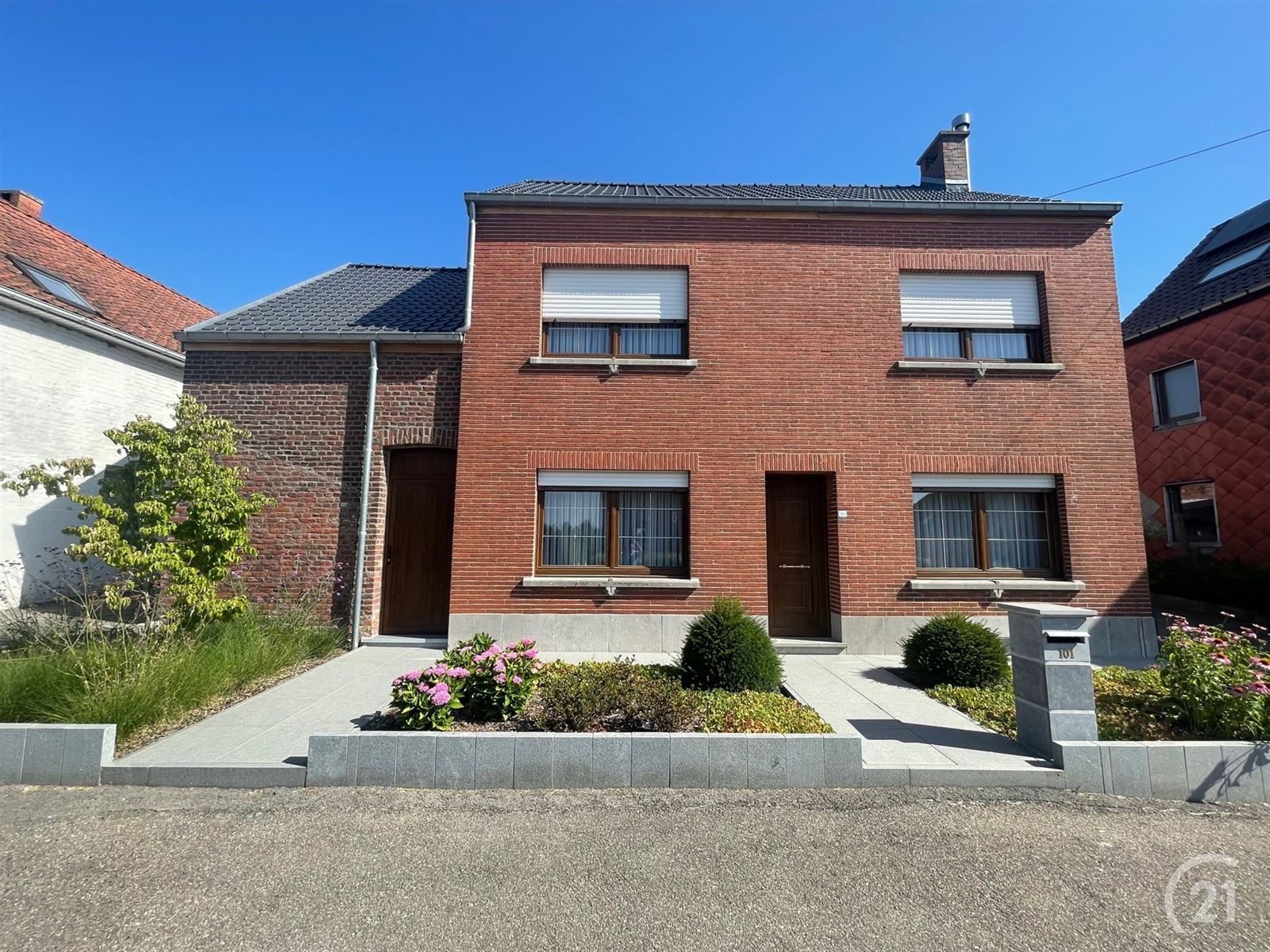 Op te frissen gezinswoning met tuin, garage en schuur op 15 are86 foto {{pictureIndex}}