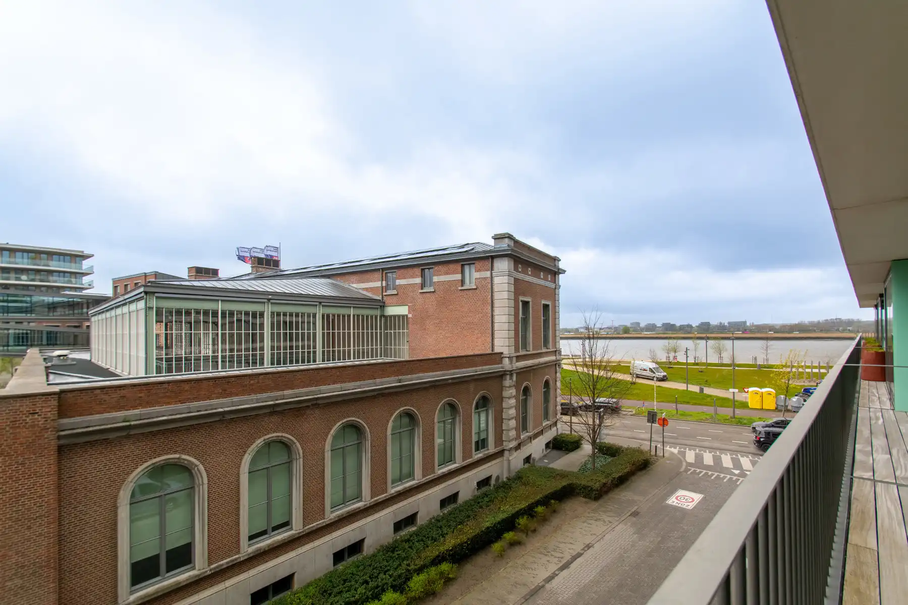 Ongemeubeld 1k appartement met prachtig terrras foto 7