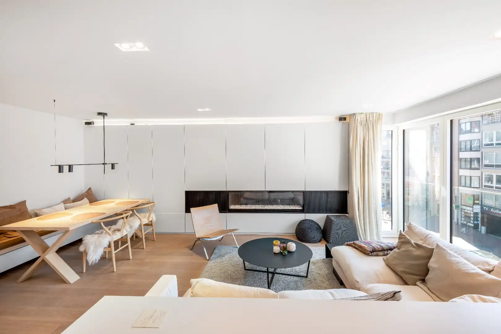 Smaakvol gerenoveerd appartement met mooie gevelbreedte centraal gelegen op de Lippenslaan. foto {{pictureIndex}}