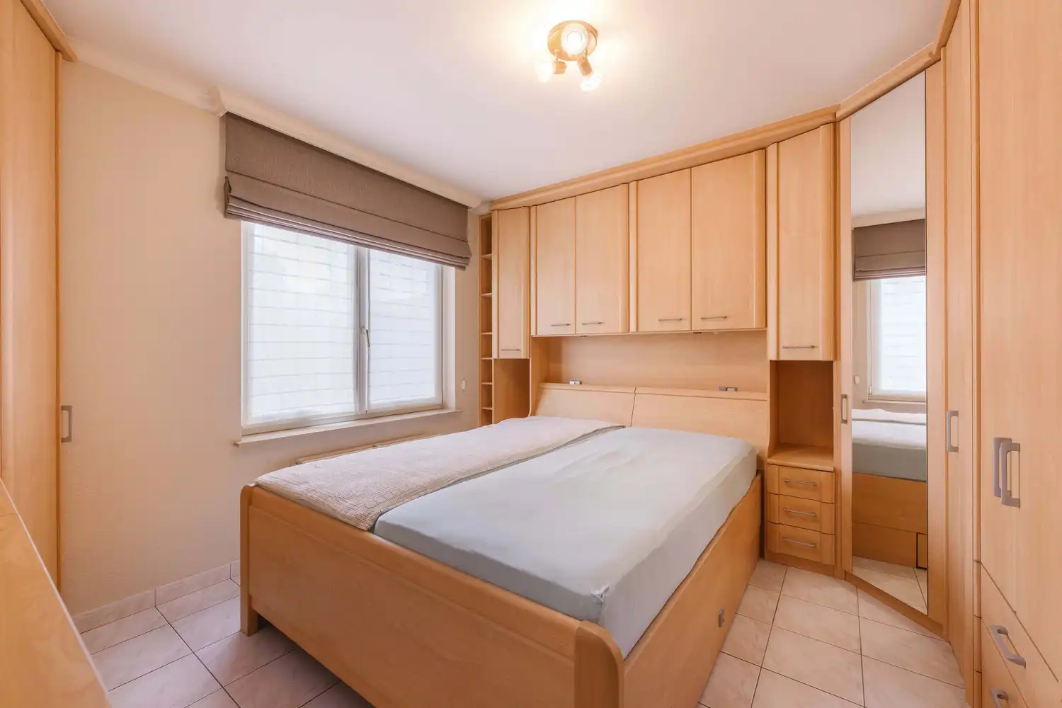 Gelijkvloers appartement met twee garages te Izegem. foto 10