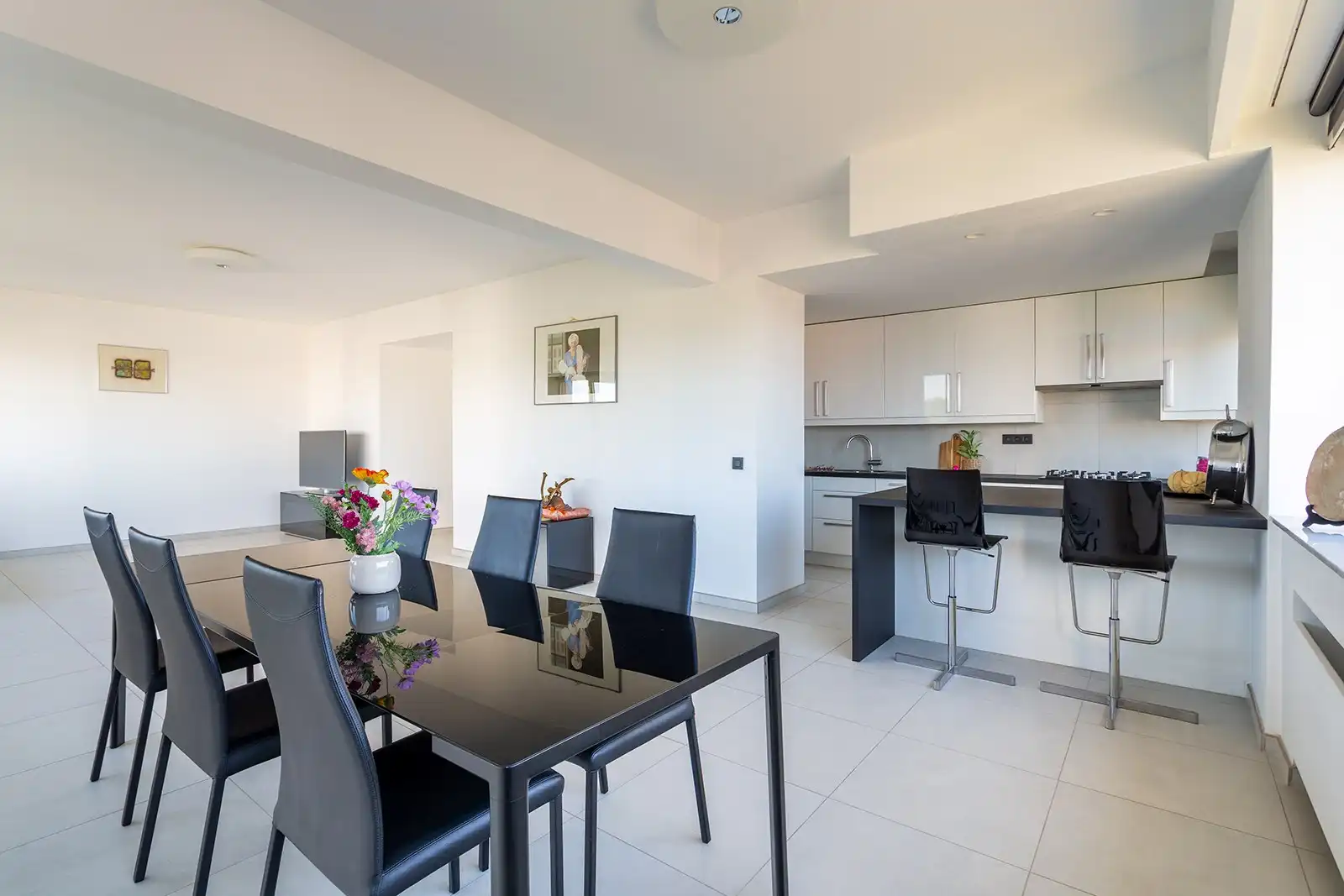 Instapklaar hoekappartement (150 m²) met veel lichtinval! foto 5