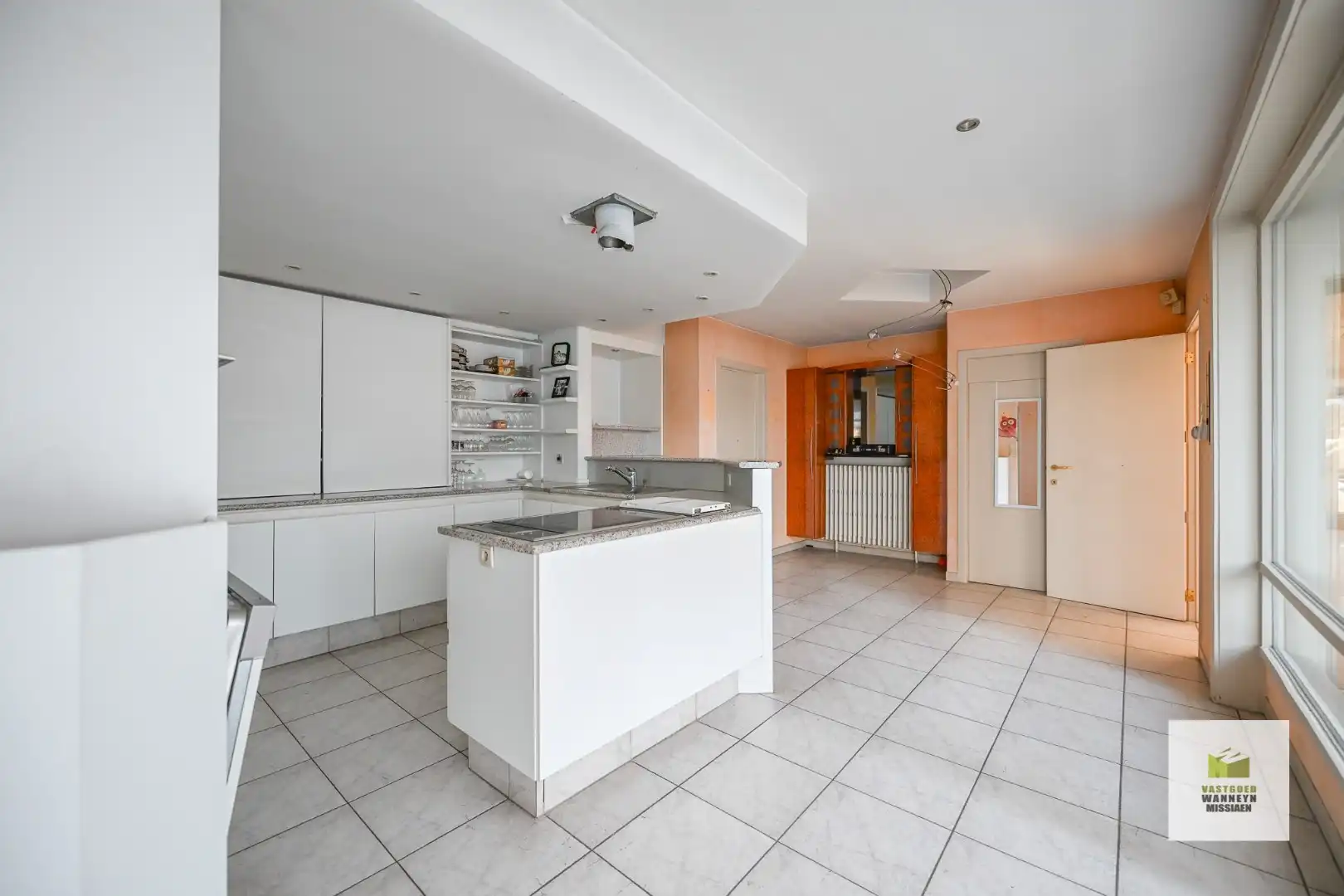 Ruime te renoveren gezinswoning met grote garage en 4 slaapkamers op 349 m2 foto 8