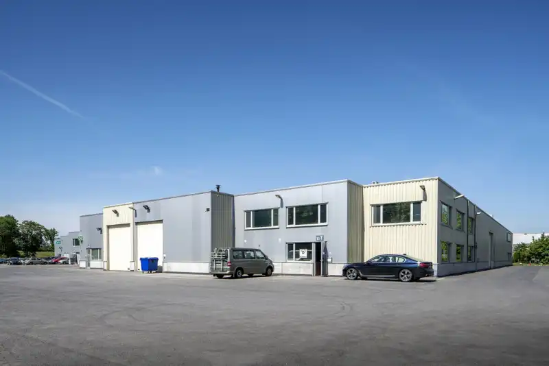 Semi-industrieel pand te huur foto {{pictureIndex}}