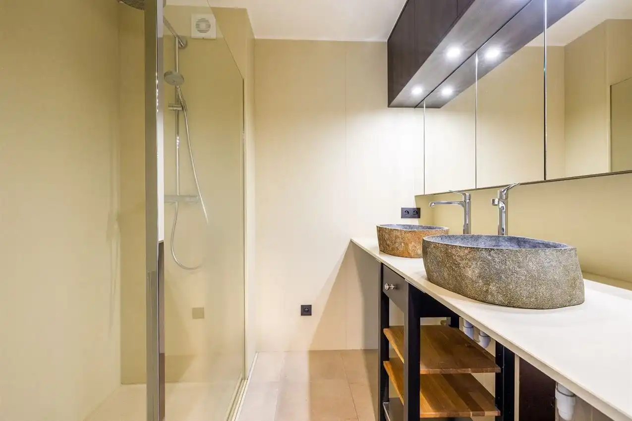 Vernieuwd app, twee slaapkamers, terras en garage foto 14