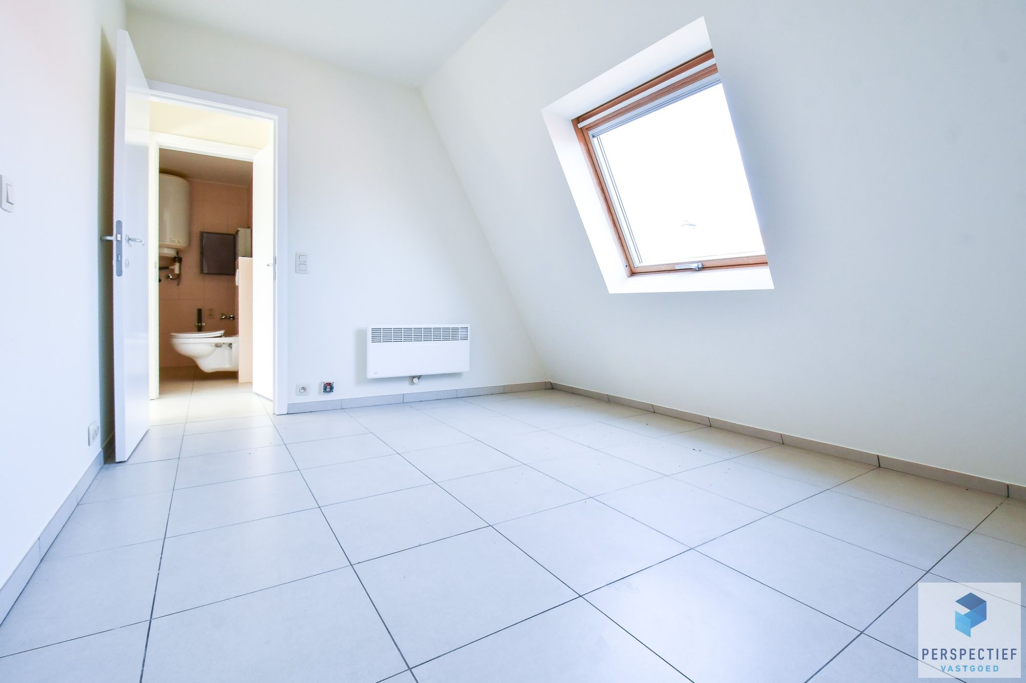 INSTAPKLAAR 2 slaapkamer appartement met terras incl. AUTOSTAANPLAATS en kelder foto 8