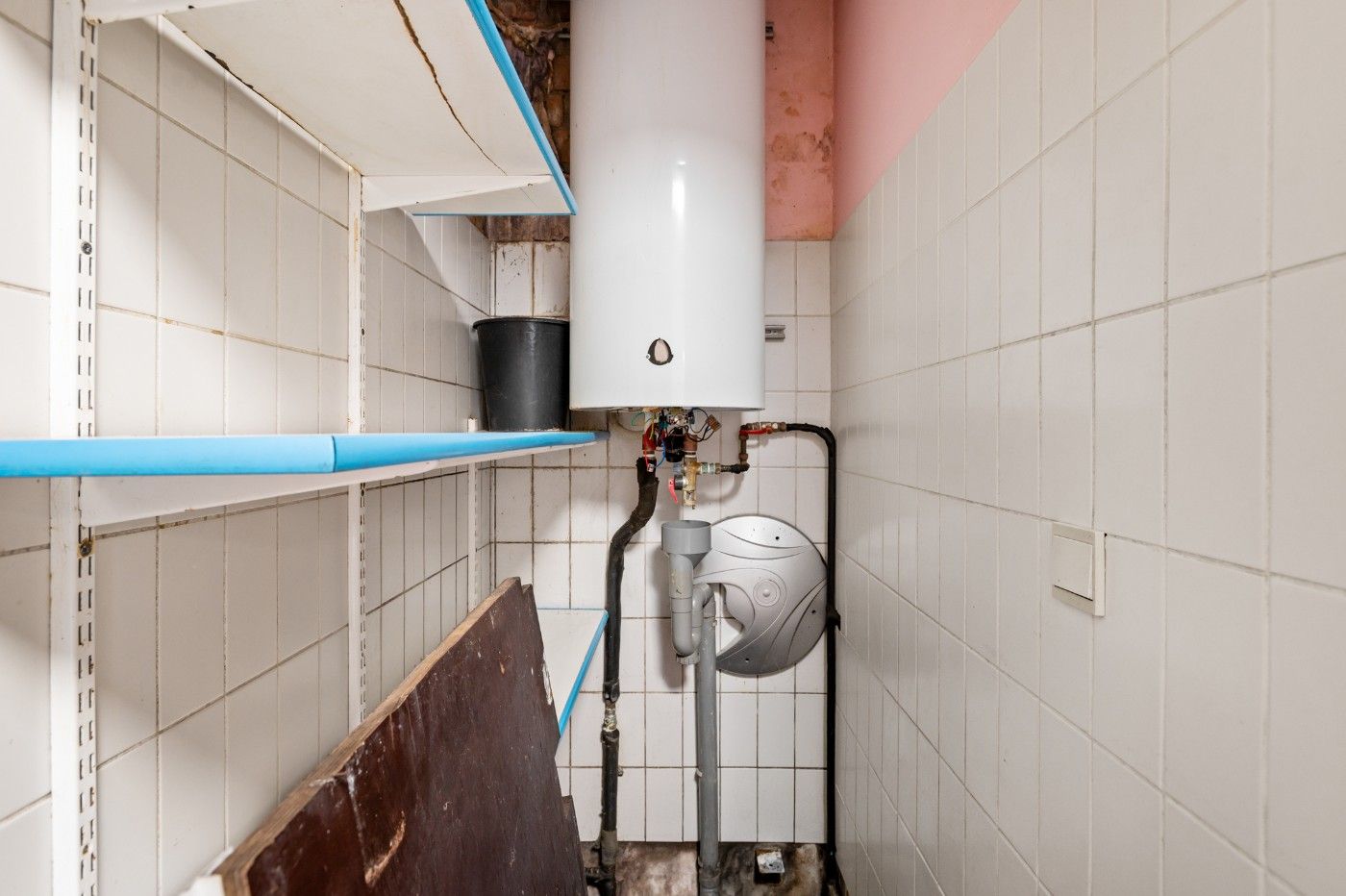 Te renoveren, vrijstaande woning met 2 slpk., oprit en diepe tuin foto 14