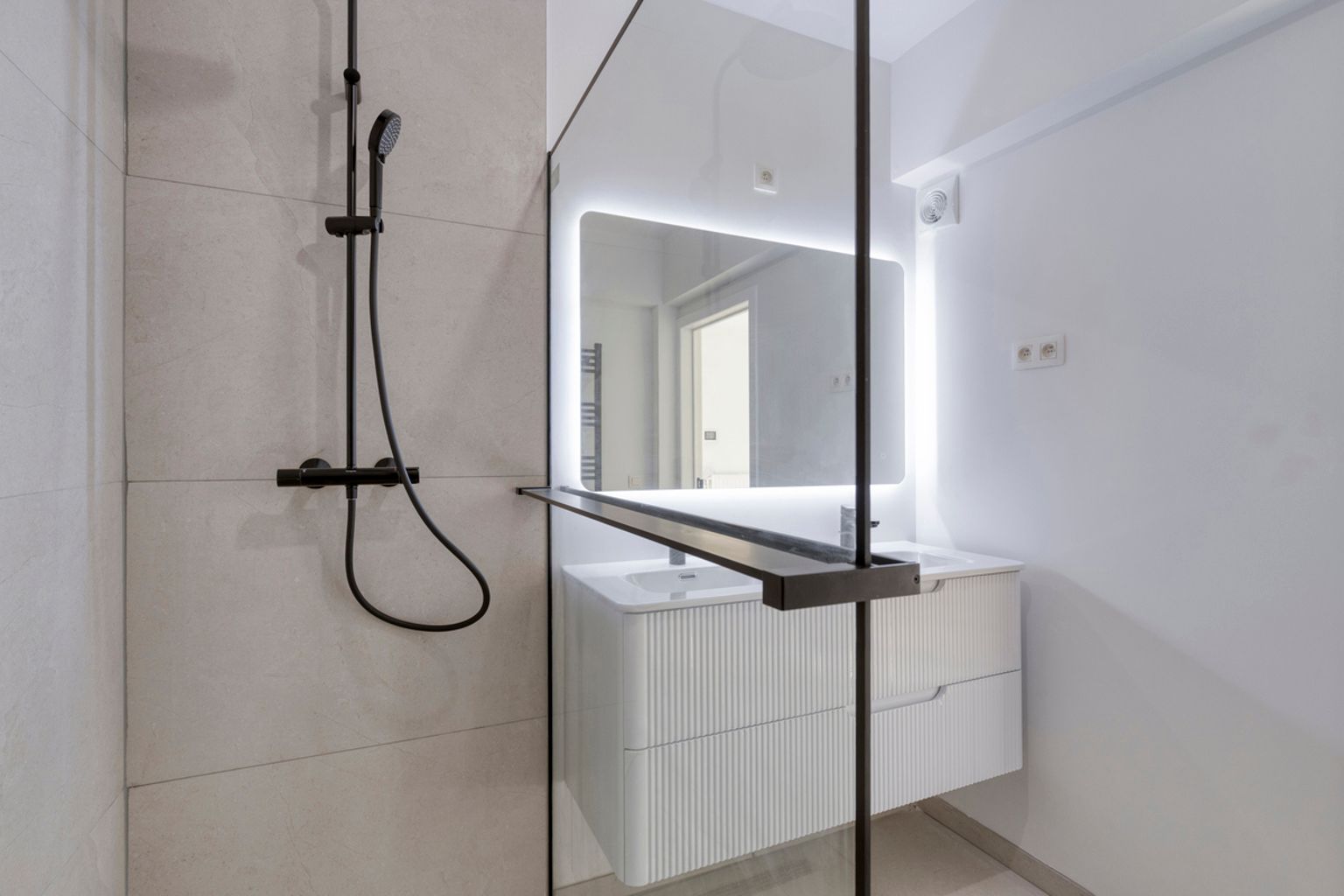 Volledig gerenoveerd en instapklaar 2 slaapkamer appartement foto 20