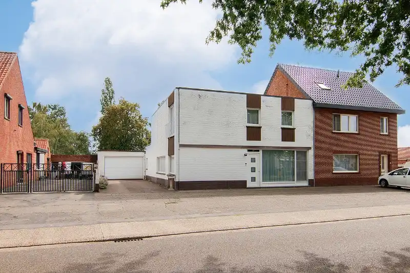 TE RENOVEREN WONING OP RUIM PERCEEL VAN BIJNA 12 ARE HALFOPEN BEBOUWING MET VEEL RUIMTE EN UITBREIDINGSMOGELIJKHEDEN foto 2