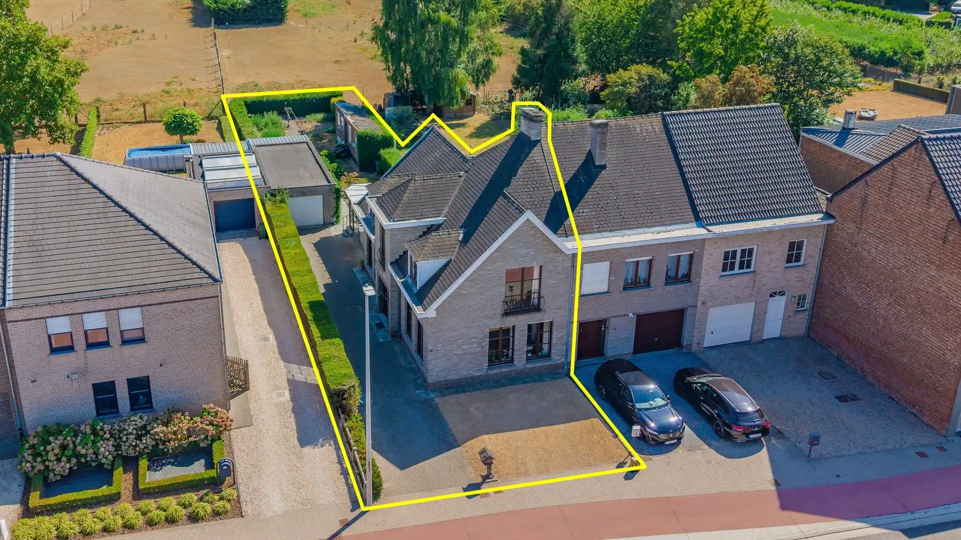 Hoofdfoto van de publicatie: Statige woning met 3 slks, zuidgerichte tuin en veel parkeermogelijkheid