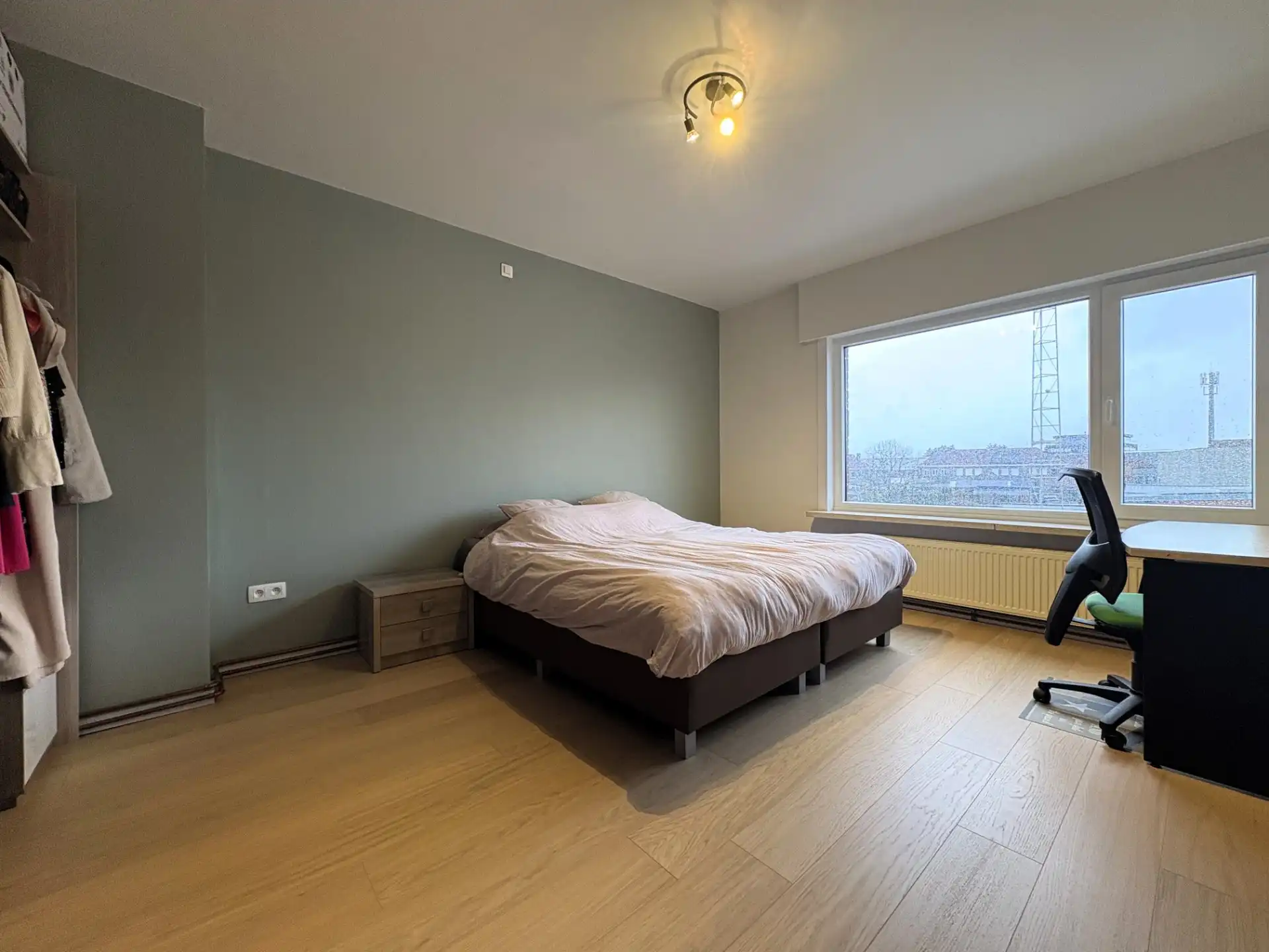 Gerenoveerde half open woning met garage foto 9