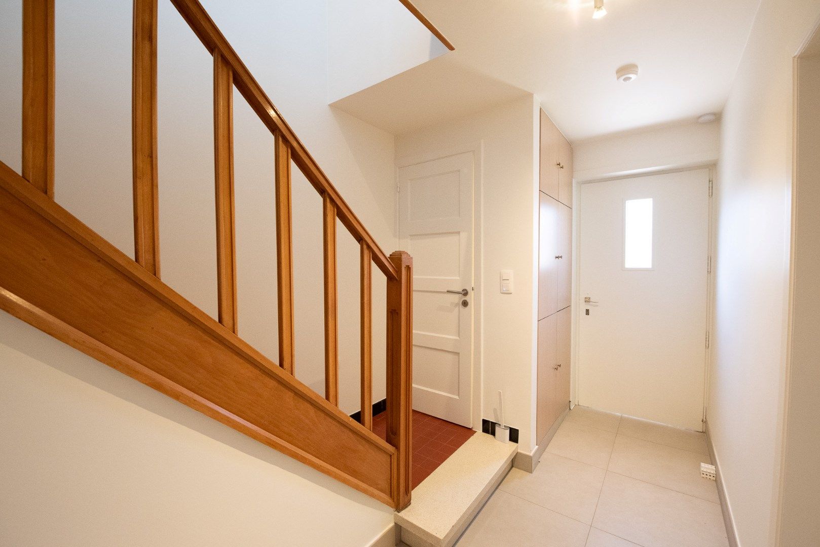Gerenoveerde woning in rustige woonwijk TE HUUR in Waregem! foto 2