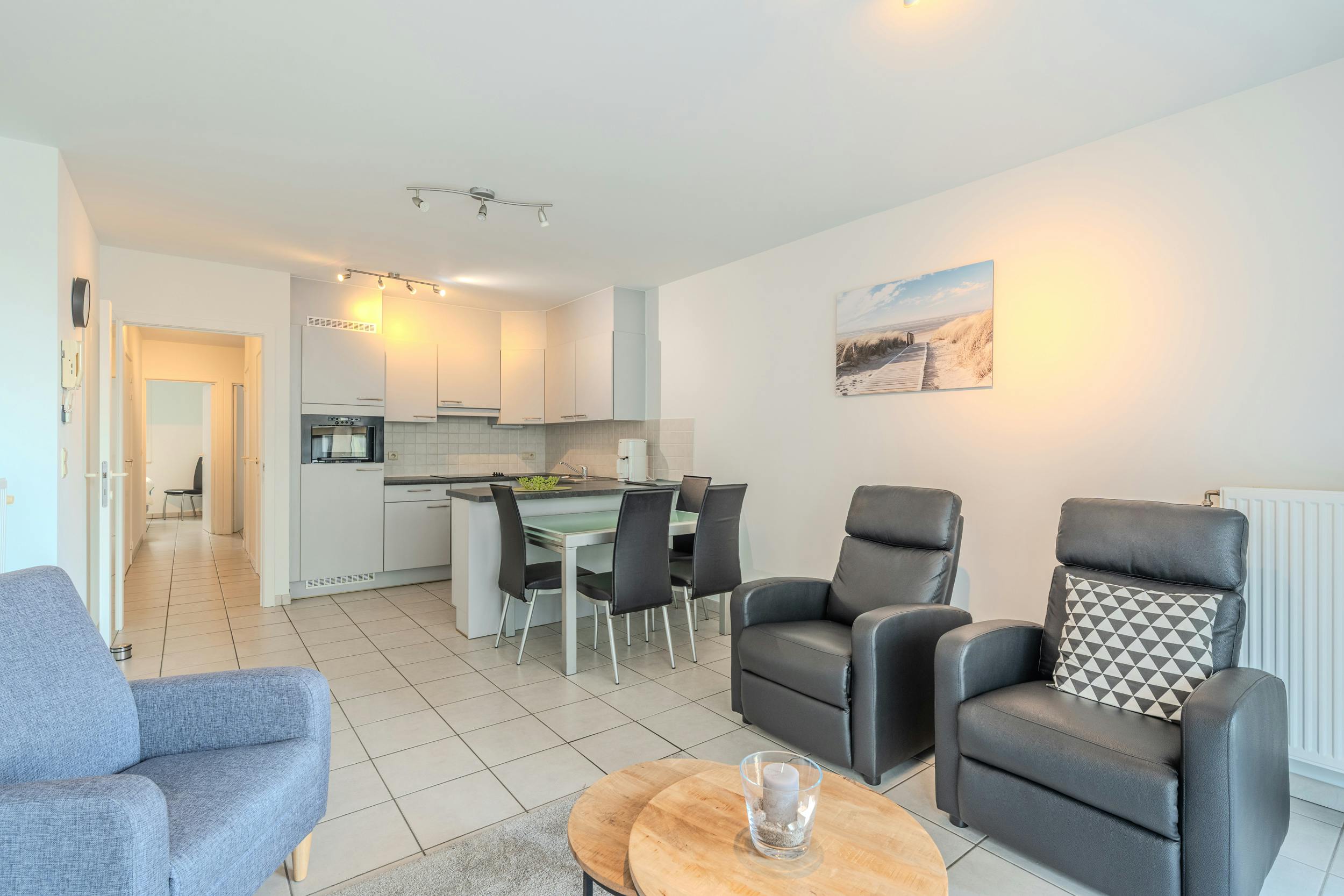 Instapklaar appartement met twee slaapkamers te centrum Middelkerke! foto 4