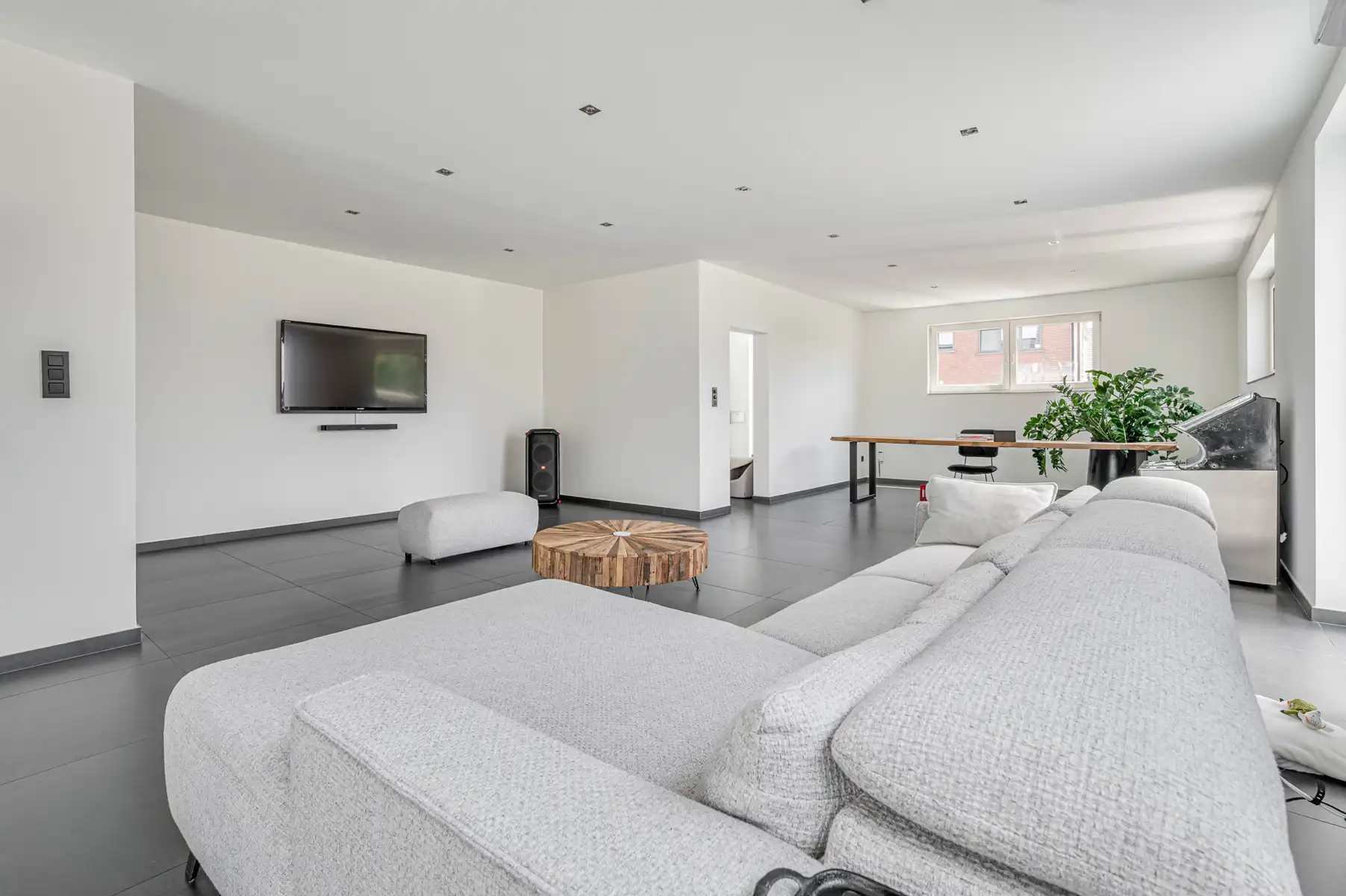 ruime woning met 7 slaapkamers, garage en prachtige tuin foto 4