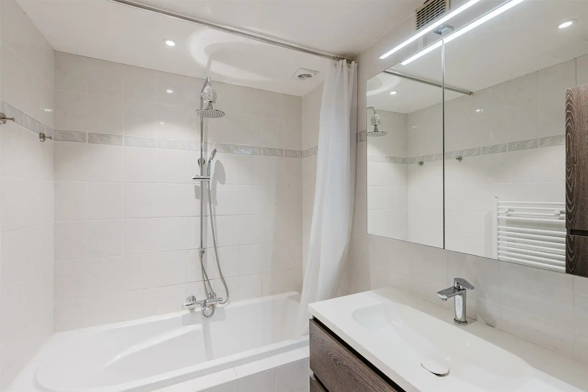 Fijn instap-klaar twee slaapkamer appartement in Wetteren centrum foto 21