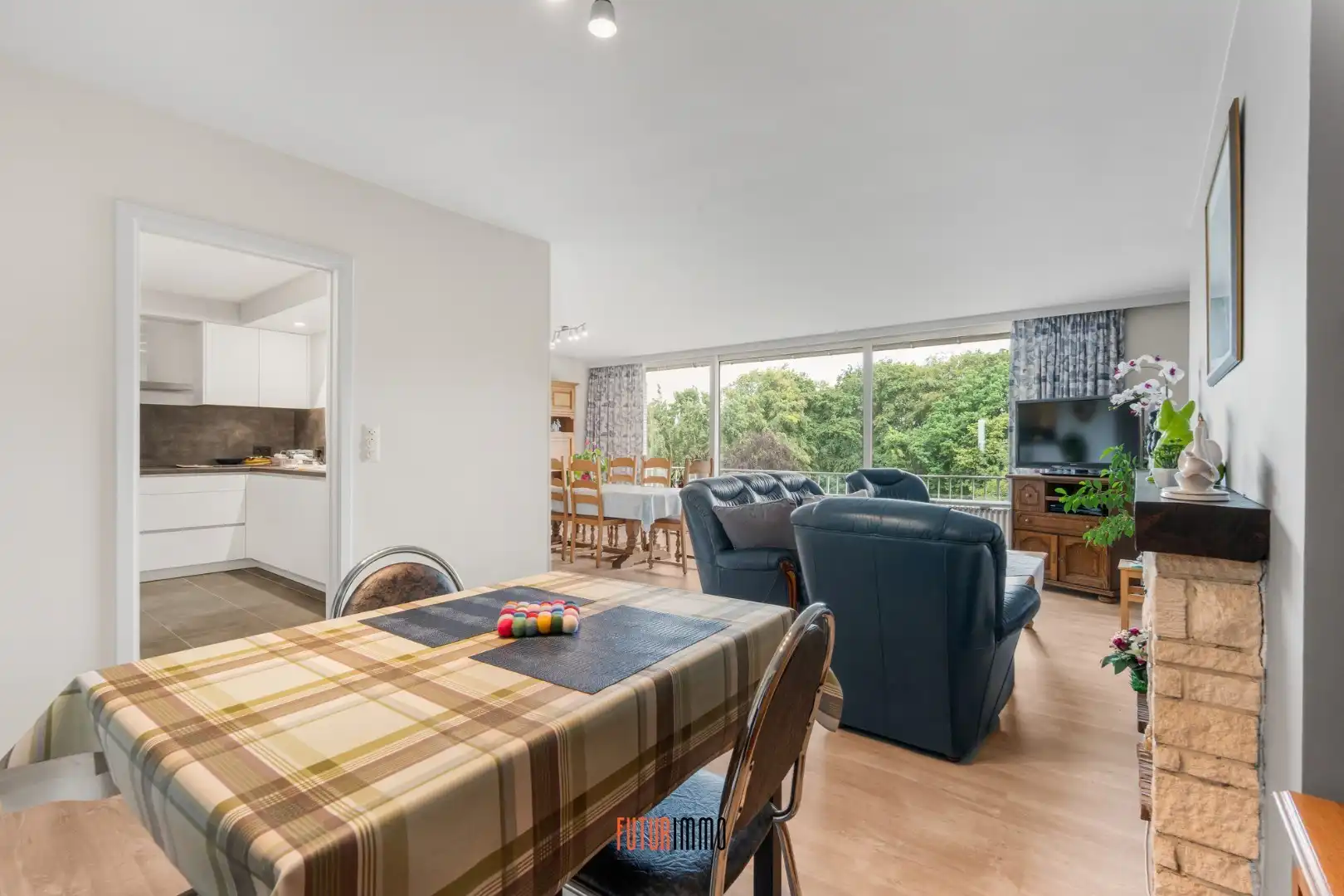 Ruim, lichtrijk & instapklaar appartement te Sint-Michiels foto 4