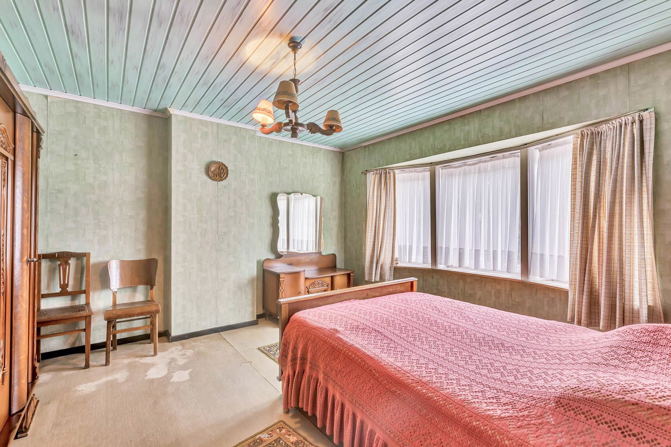 Te renoveren woning met garage en tuin foto 15
