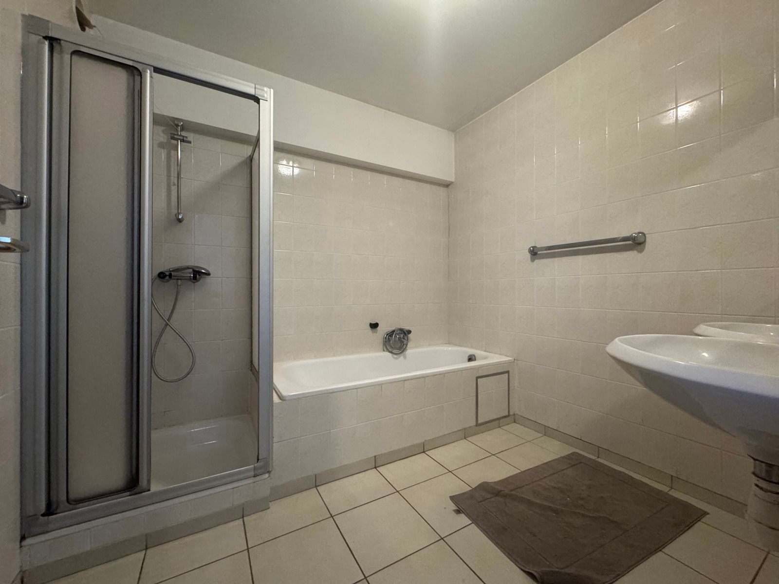 Te huur: ruim 2 slaapkamer appartement in Erembodegem! foto 9