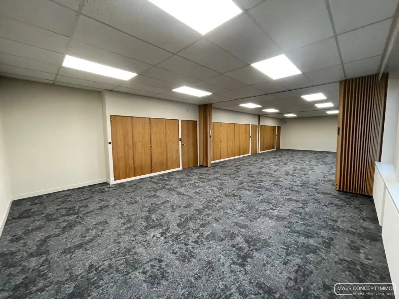 Kantoor 6 te huur, dichtbij ring van Kortrijk en autosnelwegen foto {{pictureIndex}}