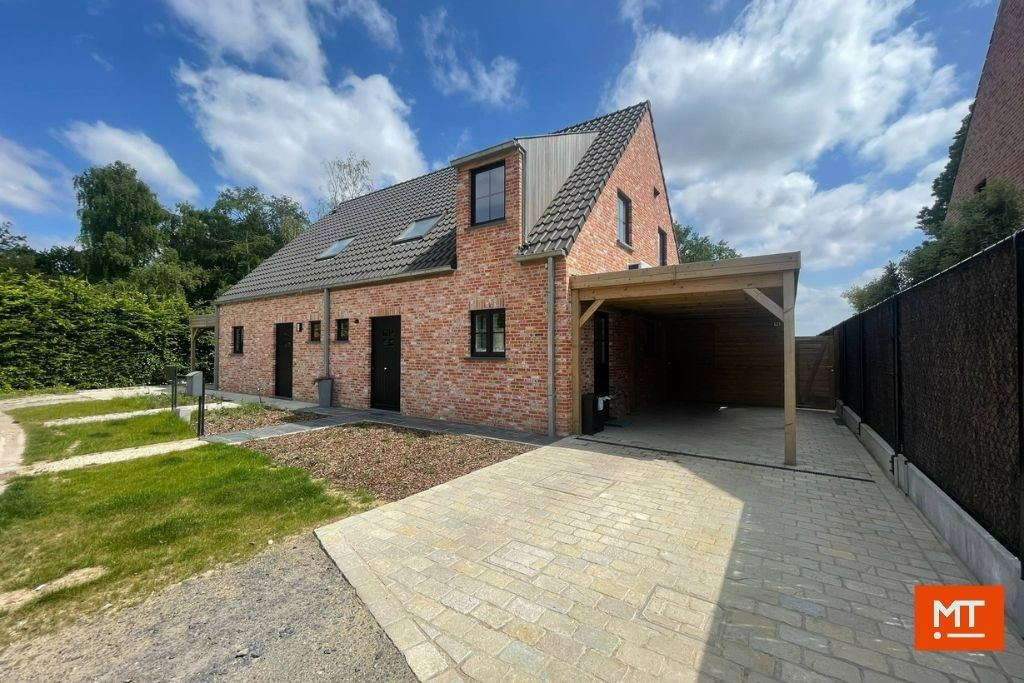 Halfopen nieuwbouwwoning op een rustige locatie in centrum Beselare foto {{pictureIndex}}