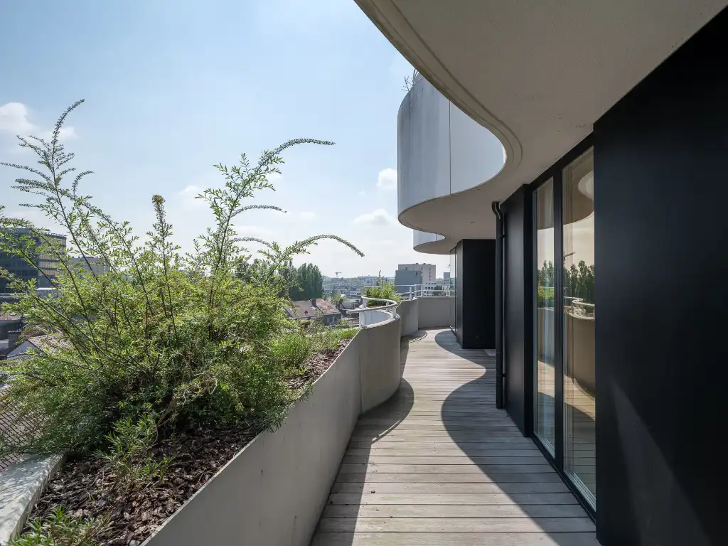 Luxueus en lichtrijk 2-slaapkamer appartement met ruim terras foto 2