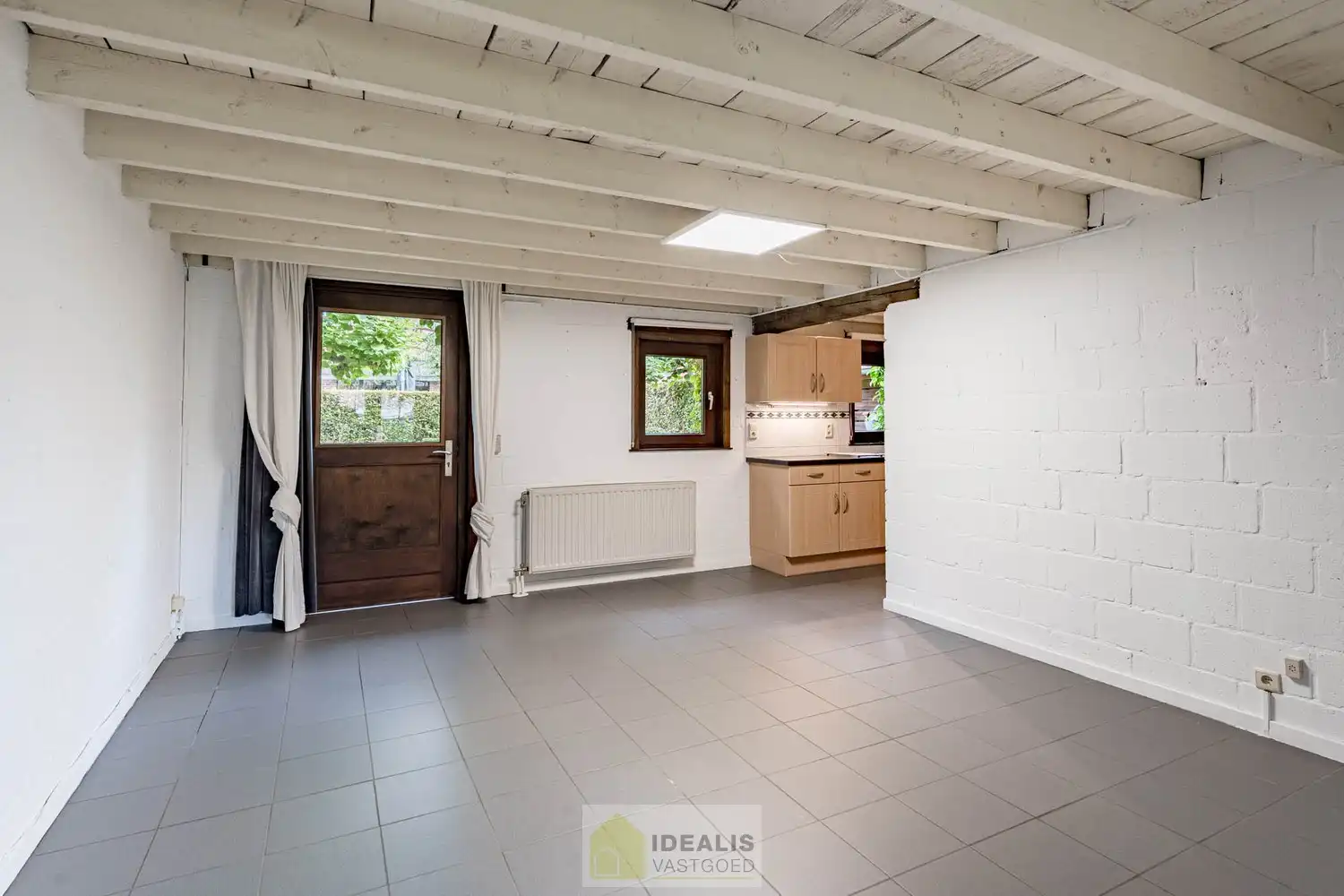 IDYLLISCH GELEGEN BIJZONDERE EIGENDOM BESTAANDE UIT RIANT WOONHUIS, APART BEWOONBAAR BIJGEBOUW EN ATELIER OMGEVEN DOOR EEN SCHITTERD AANGELEGDE TUIN EN WEILAND. Het domein is toegankelijk zowel aan de mooie Urnenveldstraat doch ook via een uitzonderlijk mooie oprijlaan toegankelijk langs de boszijde van het perceel. Deze vrijstaande woning, gebouwd in 1986, beschikt over een sfeervolle leefruimte in vol contact met de tuin en biedt een heerlijke atmosfeer dankzij de centraal geplaatste speksteenkachel. Op de verdieping beschikt de woning over slaapkamers en sanitair. Een absolute meerwaarde is het afzonderlijk volledig ingericht bijhuisje, centraal op het perceel, voorzien van alle woonfaciliteiten. Verder is er de mogelijkheid om wonen/werken te combineren via het knap afgewerkte atelier, met vergezicht op het eigen weiland. Geschikt voor kandidaten op zoek naar een ruime en instapklare parel met een idyllische uitstraling! foto 41